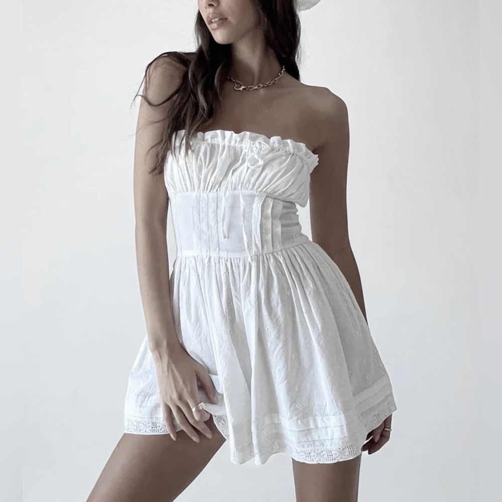 SOLD ‼️ Princess Polly strapless white romper 🤍